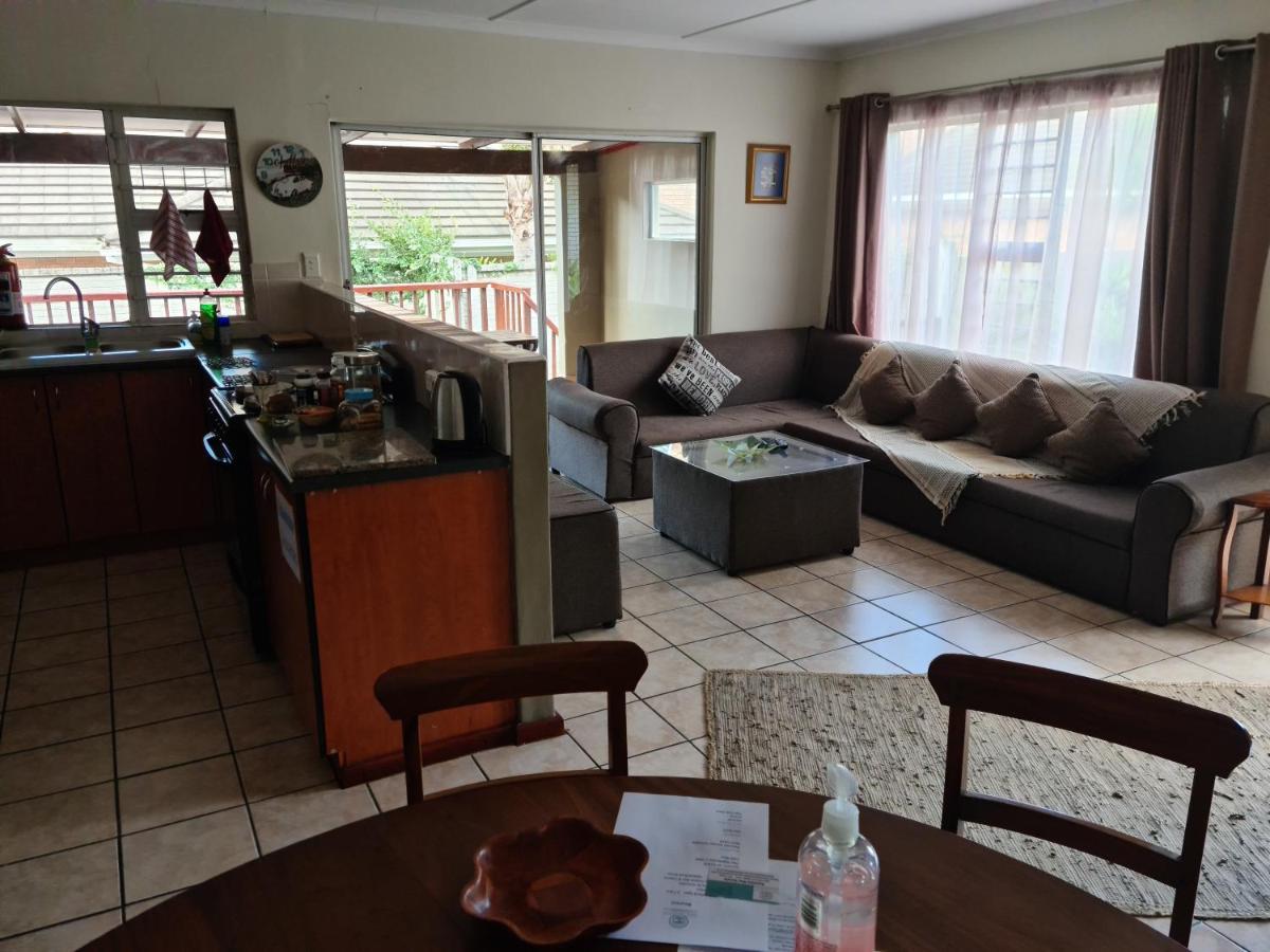 Mackenzies Accommodation 이스트런던 외부 사진