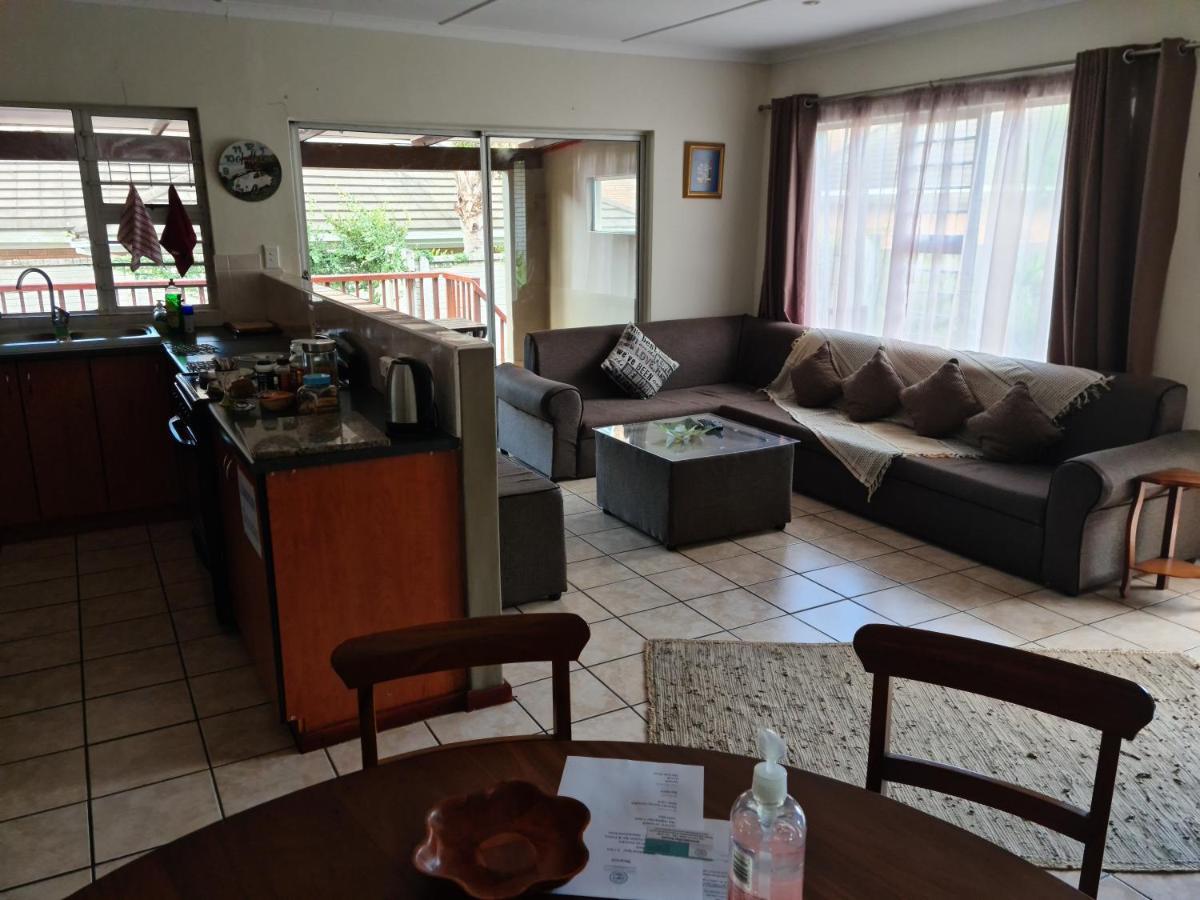 Mackenzies Accommodation 이스트런던 외부 사진