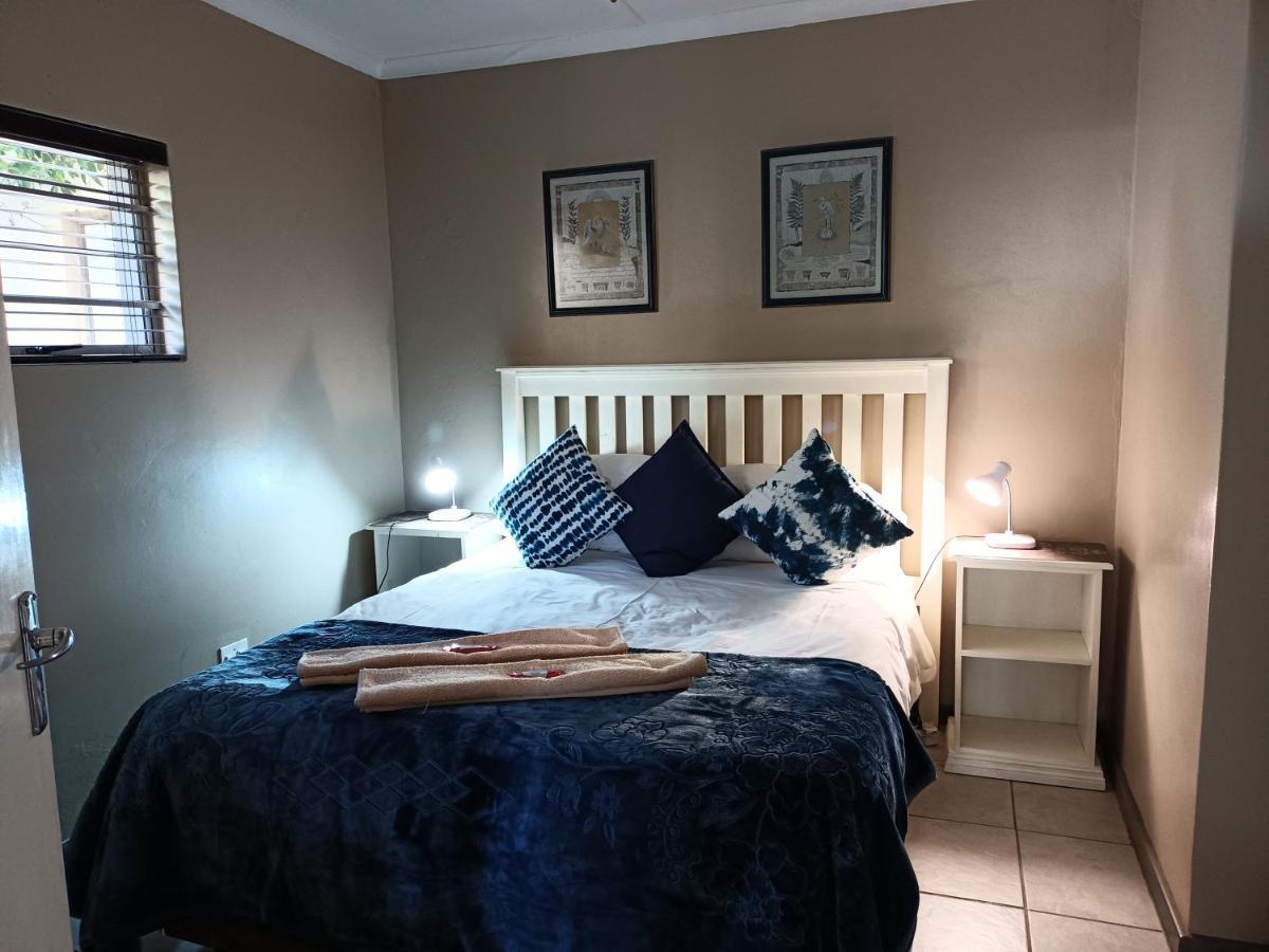 Mackenzies Accommodation 이스트런던 외부 사진