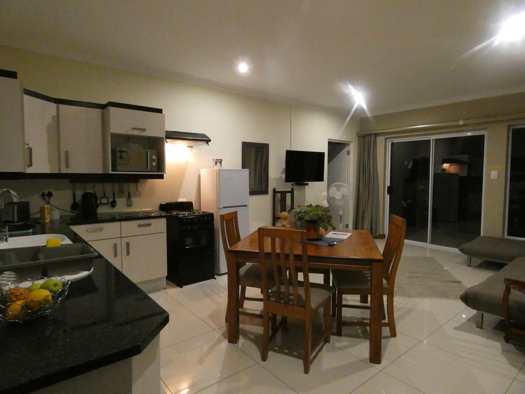Mackenzies Accommodation 이스트런던 외부 사진